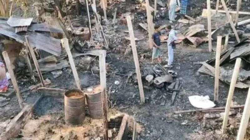 চট্টগ্রামের কর্ণফুলীতে আগুনে পুড়ল ছয় ঘর, দগ্ধ তিন